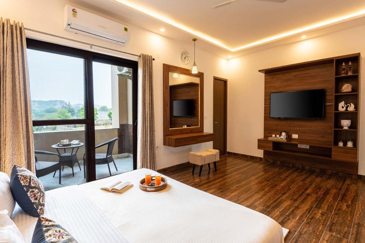 Brookvale Manor By Stayvista - Private Pool Haven With Endless Views & Indoor Fun Sohna Luaran gambar